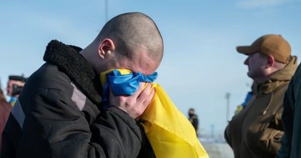 Nga - Ukraine tiến hành đợt trao đổi tù binh đầu tiên sau vụ rơi máy bay Il-76