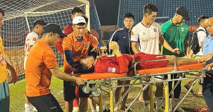 Thủ môn đội tuyển Việt Nam rời sân bằng xe cấp cứu