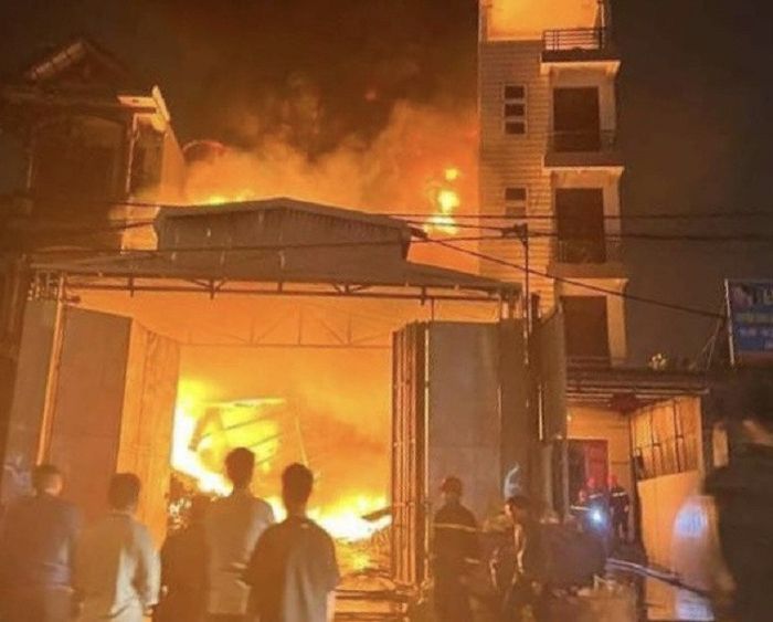 Cháy lớn tại nhà xưởng chứa đầy hạt nhựa ở Hưng Yên