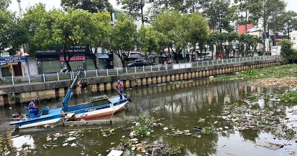 Kênh Nhiêu Lộc - Thị Nghè ngập rác, TP.HCM yêu cầu vớt sạch ngay