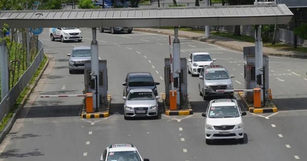 Bộ Giao thông ‘thúc’ thu phí tự động xe ra vào sân bay