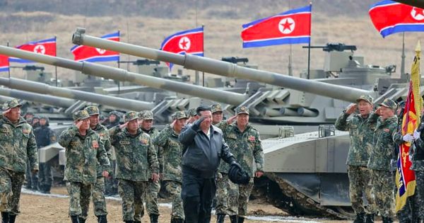 Lãnh đạo Triều Tiên đi xe được Tổng thống Nga tặng để thị sát tập trận