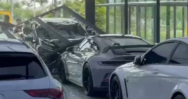 Mitsubishi Xpander tông vào đại lý xe sang, 'hôn' Porsche 911