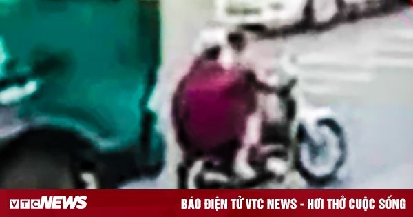 Bắc Giang: Xe đầu kéo va chạm xe máy, 2 người thương vong