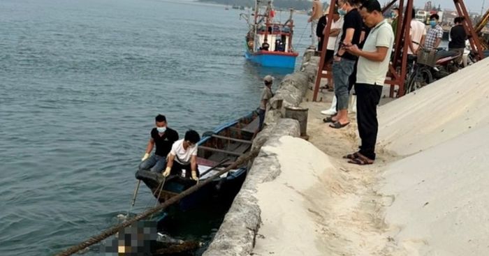 Phát hiện thi thể đang phân hủy trôi dạt vào bờ biển ở Quảng Bình