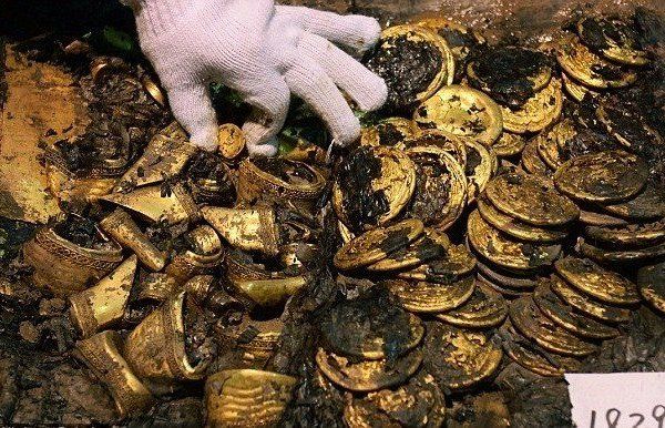 Tìm thấy kho báu chứa đầy vàng ròng khi khai quật ngôi mộ cổ