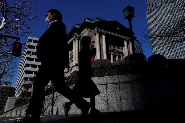 Người Nhật chuẩn bị “sống với lãi suất dương” sau thay đổi lịch sử của BoJ