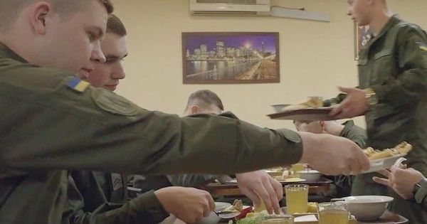 Quan chức Ukraine 'ngã ngựa' nhục nhã vì 'nuốt' 37 tỷ đồng tiền ăn của binh sĩ