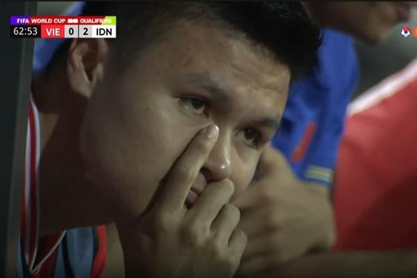 Quang Hải tuyệt vọng trên ghế dự bị, cay đắng nhìn đội tuyển Việt Nam thua 3 - 0