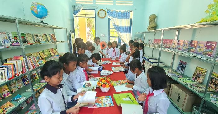 TTXVN trao tặng Tủ sách Đinh Hữu Dư và học bổng cho học sinh Tuyên Quang
