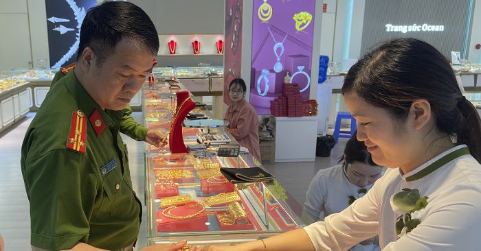 Dừng hoạt động nhiều cửa hàng bán đồ cho khách Trung Quốc tại Móng Cái