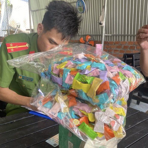 Quảng Ngãi: Hàng chục học sinh nghi bị ngộ độc sau khi ăn "kẹo lạ"