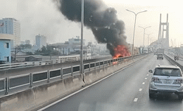 Xe container bốc cháy như đuốc trên cầu Phú Mỹ, giao thông ùn tắc