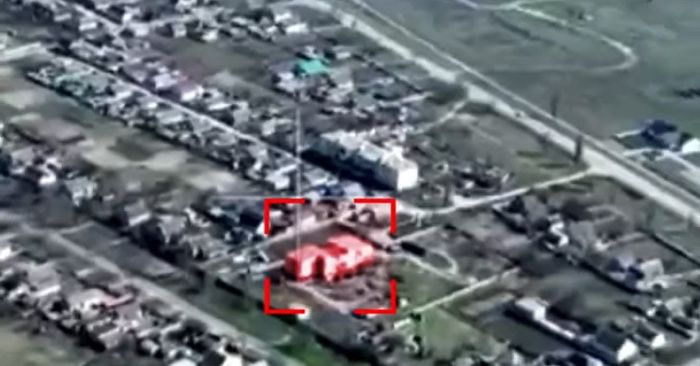 Video Ukraine nã bom dẫn đường chính xác vào sở chỉ huy quân Nga ở Kherson