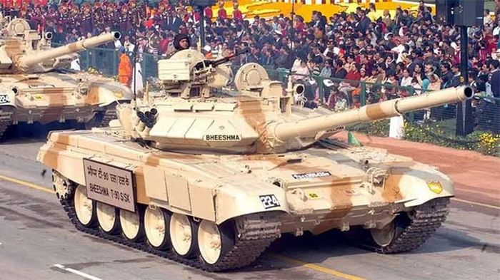 Xe tăng T-90 Ấn Độ tích hợp UAV cảm tử chống tăng cực mạnh