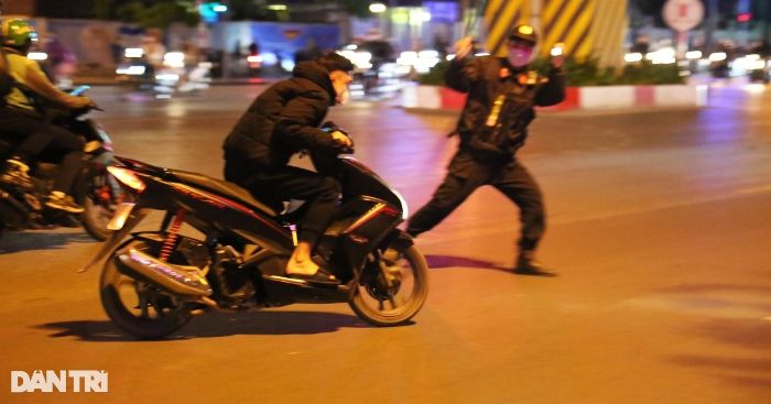 Hà Nội: Cảnh sát 141 hóa trang xử lý hàng chục "quái xế"