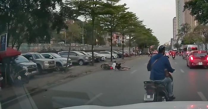 Phóng nhanh, xe máy ngã sõng soài trên đường vì né người đi bộ sang đường