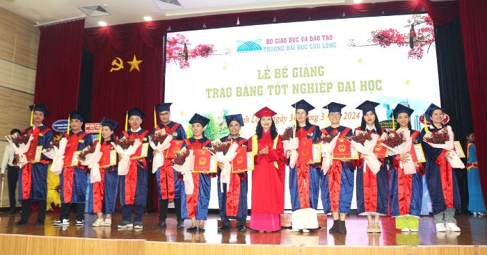 Trường ĐH Cửu Long trao bằng tốt nghiệp cho 256 tân cử nhân hệ từ xa
