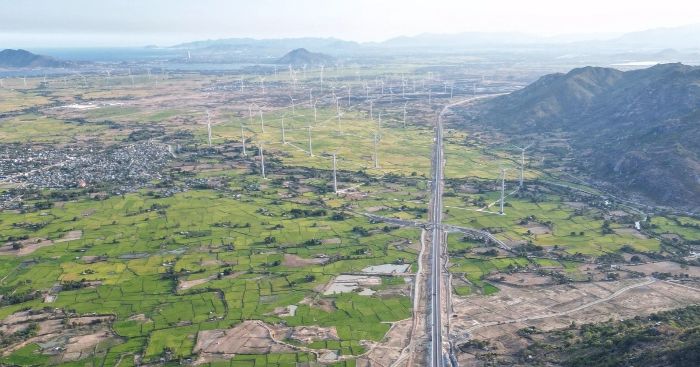 Cao tốc Cam Lâm - Vĩnh Hảo băng qua cánh đồng điện gió sắp thông xe