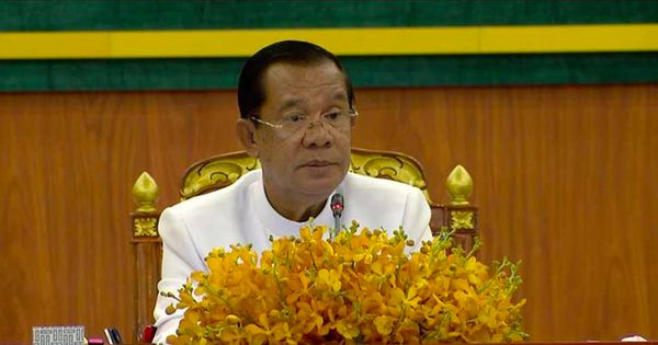 Chủ tịch Quốc hội Vương Đình Huệ chúc mừng ông Hun Sen trở thành Chủ tịch Thượng viện Campuchia
