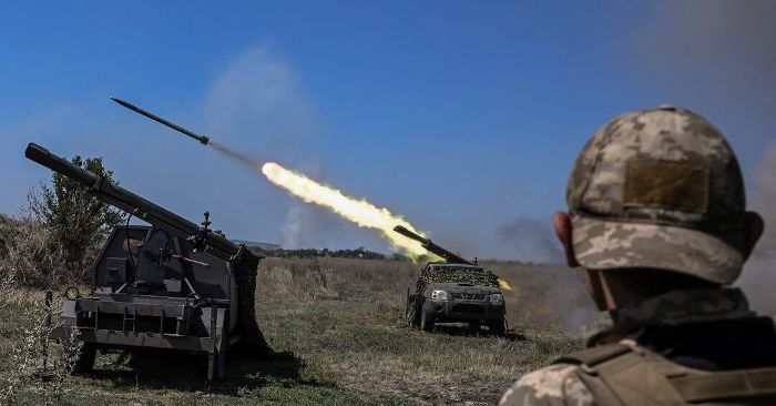 Nga cảnh báo Pháp gửi quân đến Ukraine, Kiev nói Moscow mất 9 xe tăng một ngày