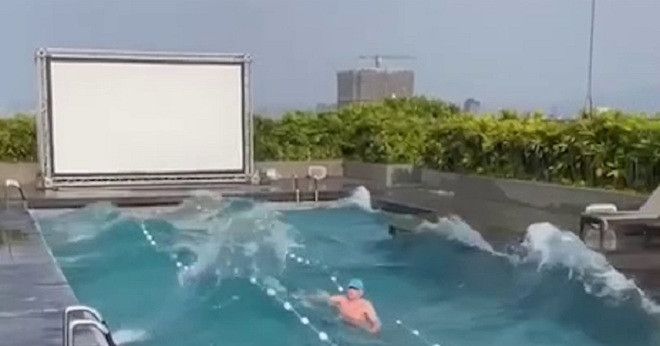 Video du khách điềm tĩnh đứng giữa bể bơi dậy sóng trong động đất ở Đài Loan 