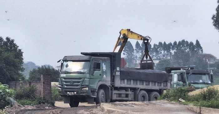 Đoàn xe chở vật liệu 'băm nát' đường đê, cuốn bụi vào khu dân cư ở Bắc Ninh