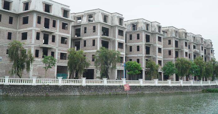 Ngậm ngùi nhìn cả trăm căn biệt thự, nhà liền kề giá triệu đô tại Hà Nội bỏ hoang suốt hơn thập kỷ