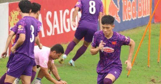 Bị chê "thích thể hiện", Đình Bắc phản ứng trên sân tập U23 Việt Nam
