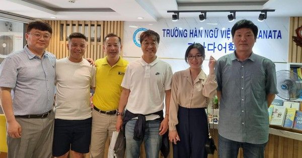 HLV Lee Young-jin bất ngờ xuất hiện tại Việt Nam