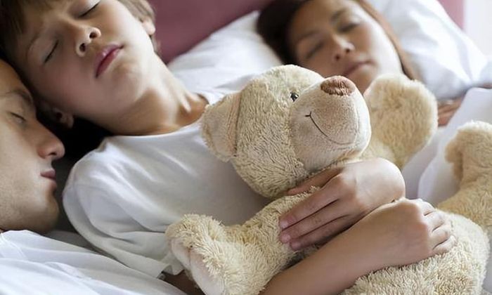 Ở tuổi nào là thời điểm tốt nhất cho trẻ ngủ riêng giường? Hệ quả của việc trẻ ngủ riêng giường muộn là gì?