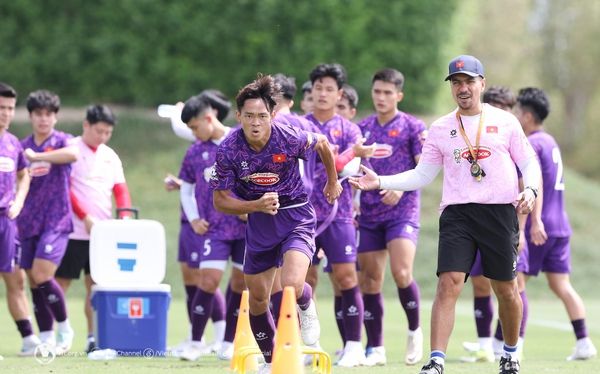 Đội tuyển U23 Việt Nam tích cực rèn sức mạnh dưới trời nắng gắt