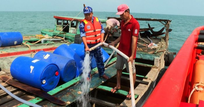 Cảnh sát biển cấp hơn 350.000 lít nước ngọt cho người dân đảo hòn Chuối