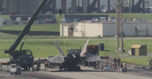Tiêm kích F-22 của Mỹ gặp sự cố, chúi mũi xuống đường băng ở căn cứ Nhật Bản