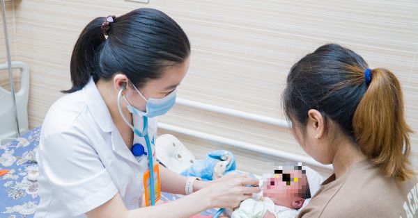 Lý do khiến bé sơ sinh 5,4 kg phải cấp cứu khi vừa chào đời