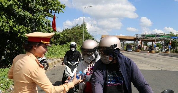 Cảnh sát giao thông Sóc Trăng phát nước uống cho người dân về quê nghỉ lễ 30/4