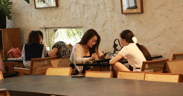 Hà Nội: Người dân đổ xô đến quán cafe, TTTM để "trốn" nóng trong ngày nghỉ lễ đầu