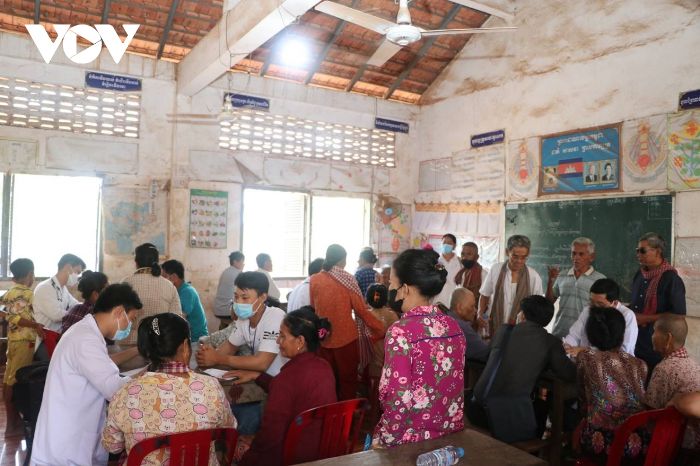 Khám bệnh, cấp thuốc cho người gốc Việt và người Campuchia có hoàn cảnh khó khăn