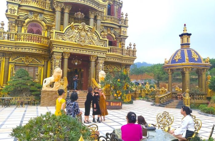 Người dân nườm nượp check-in lâu đài dát vàng ở Nghệ An