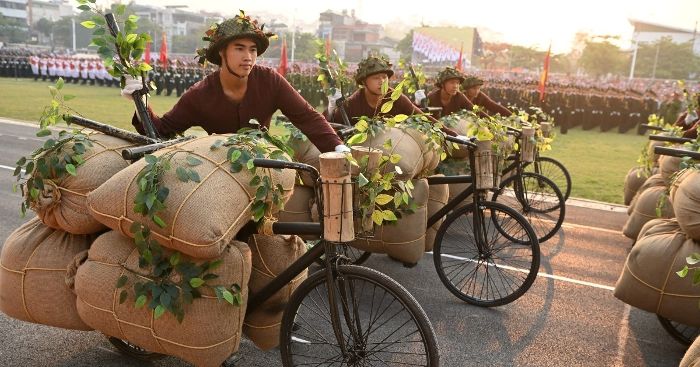 Người dân ngồi chật kín SVĐ Điện Biên xem hợp luyện diễu binh, diễu hành