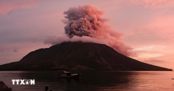 Núi lửa Ibu ở miền Đông Indonesia phun trào, cột khói đen cao 3,5km