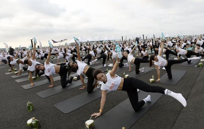 Trải thảm tập yoga trên đường băng sân bay Thái Lan