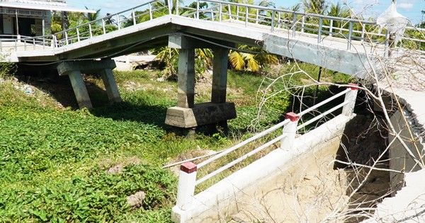 Cà Mau: Cầu nghiêng ngả, đường tiền tỷ sụt xuống sông vì khô hạn