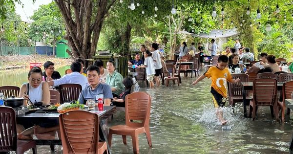Độc lạ quán ăn TP.HCM mùa nắng nóng: Khách vừa ăn vừa… bì bõm lội nước