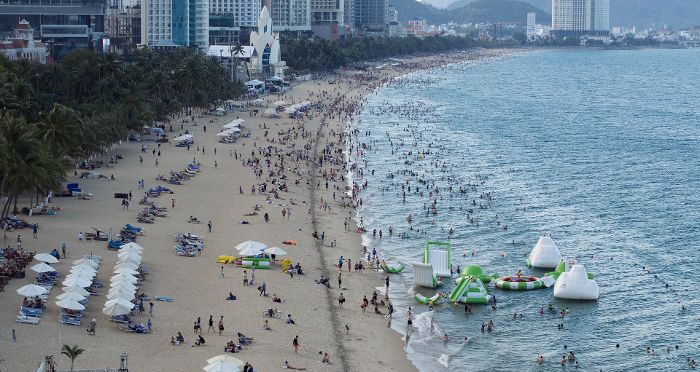 Hàng nghìn người đổ về bãi biển Nha Trang giải nhiệt ngày lễ