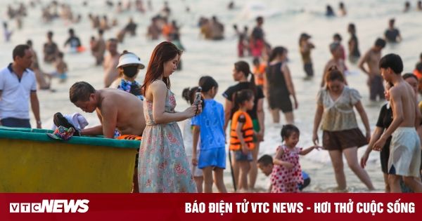 Hàng vạn người đổ xô đến bãi biển đẹp nhất Hà Tĩnh, nhiều khách sạn ‘cháy phòng’