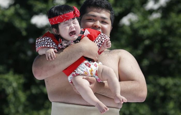 Lễ hội sumo dọa trẻ em khóc tại Nhật Bản