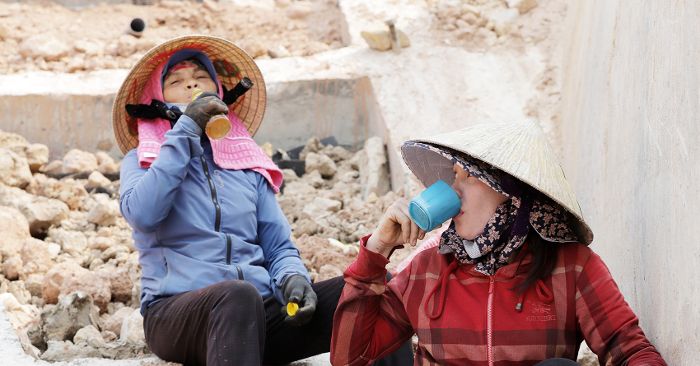 Người lao động cực nhọc giữa nắng nóng đổ lửa ở Nghệ An