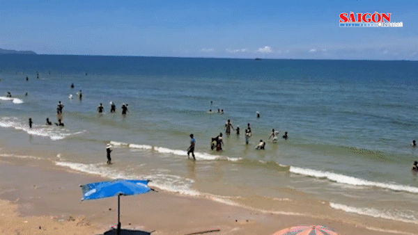 Vũng Tàu: Giữa trưa du khách vẫn tắm biển "giải nhiệt"
