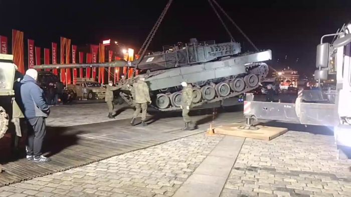 Xe tăng Leopard và hàng chục cỗ máy phương Tây xuất hiện tại Moscow